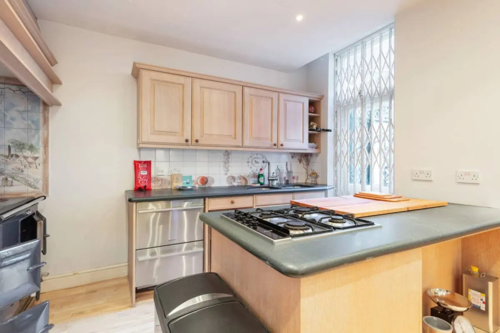 The Heart of Chelsea - Modern & Bright 3BDR Home with Gym, Parking & Patio