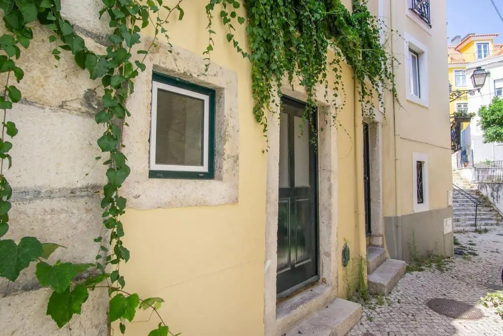Lovelystay - Turquoise River View I