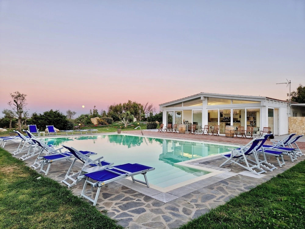 Hotel with swimming pool near Stintino