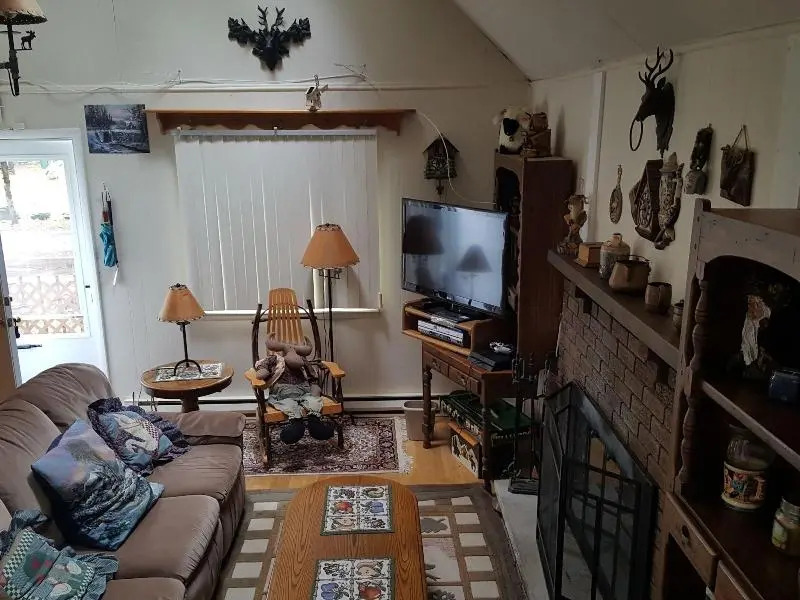Quiet and Cozy Chalet Retreat - Renovated