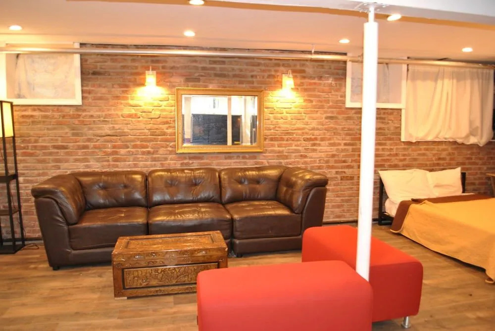 l 3 into Newark Airport Lower Level Apartment