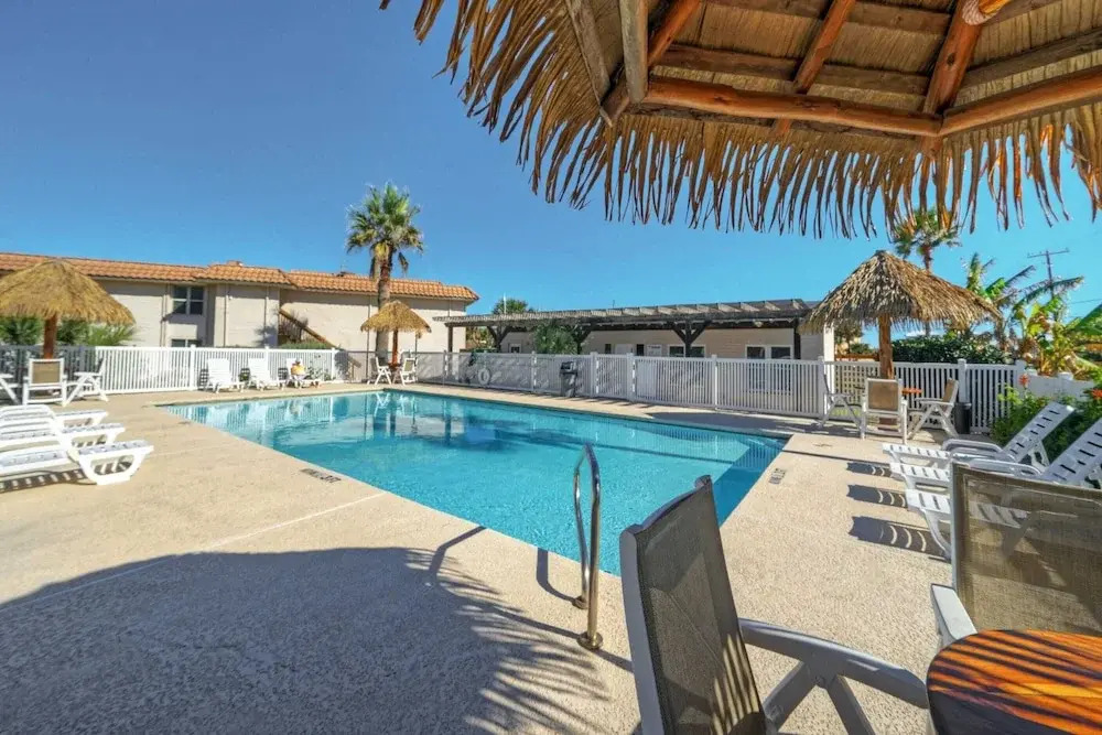 Pour Me a Vacation Mins to Beach, Community Pool+tennis Court, Private Balcony