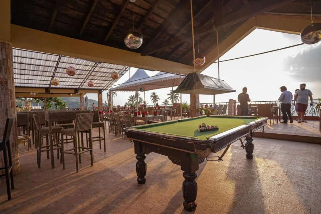 Alcove Beach Resort