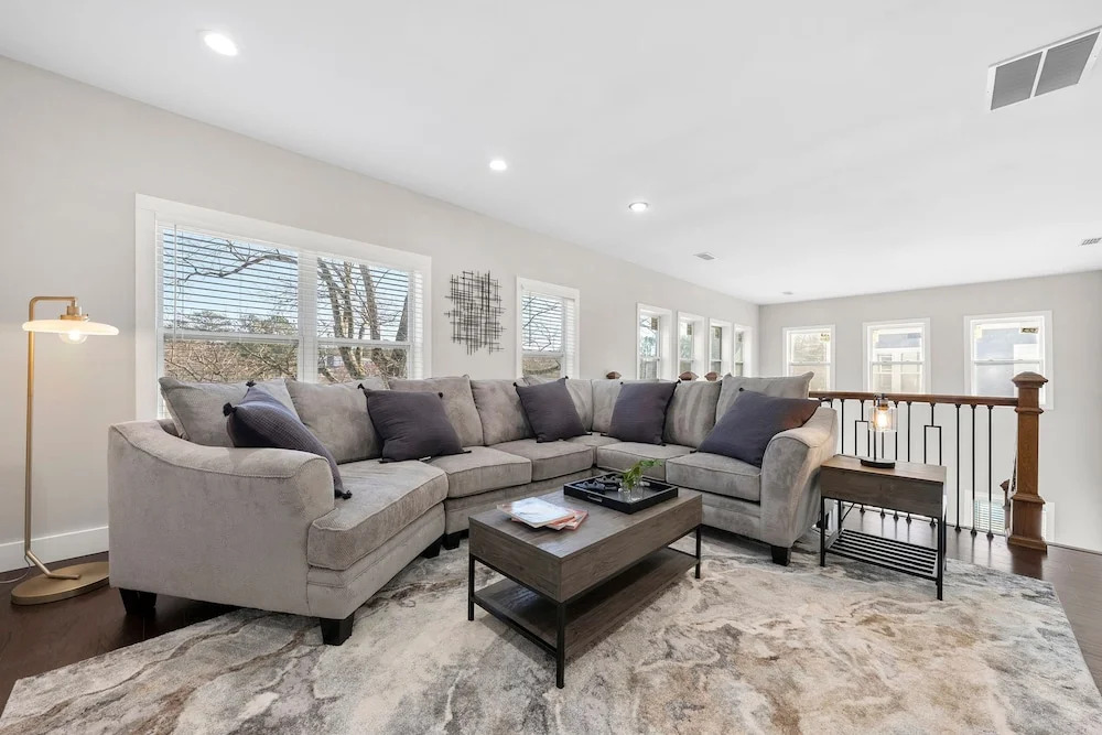 New Luxury Family Friendly Home Centrally Located