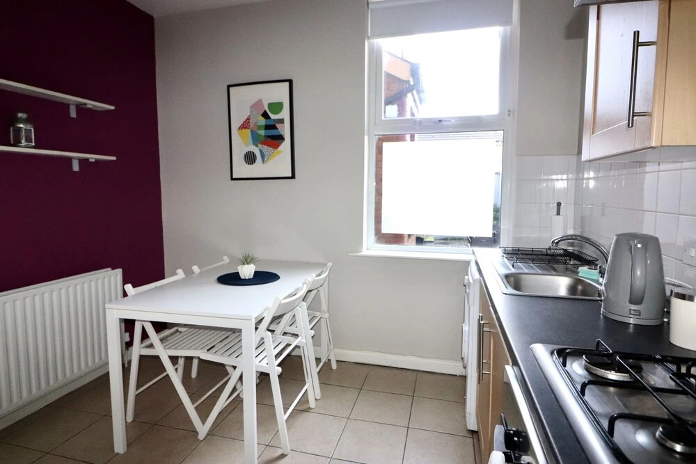 Sleeps 4 only 5 min by taxi