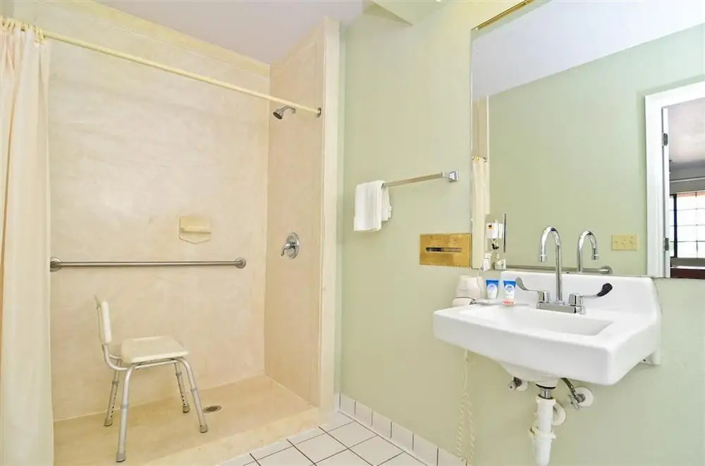 Pine Point Inn & Suites