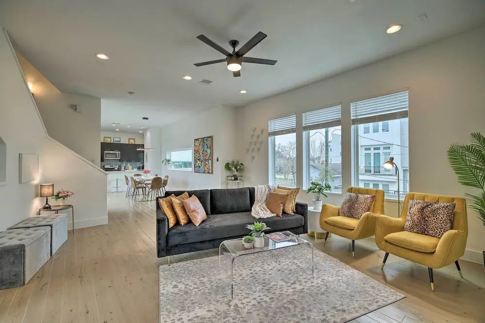 Downtown Houston Townhome w/ Balcony + Yard!