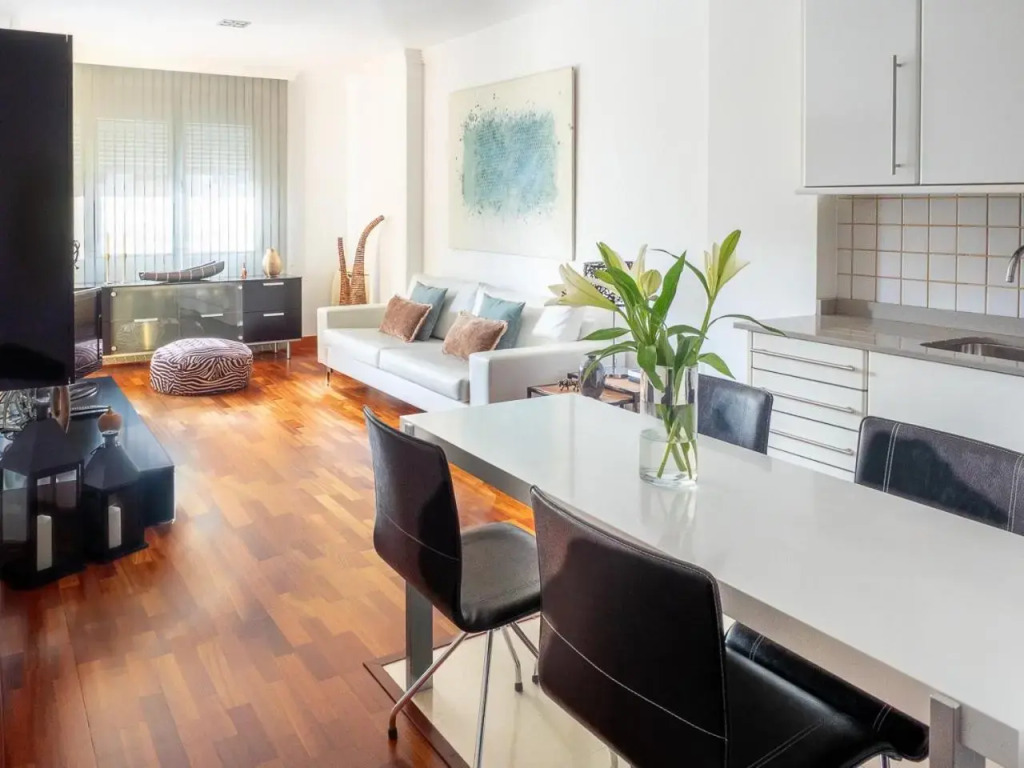 Apartment with extensive gardens PARKING GYM terrace and pool