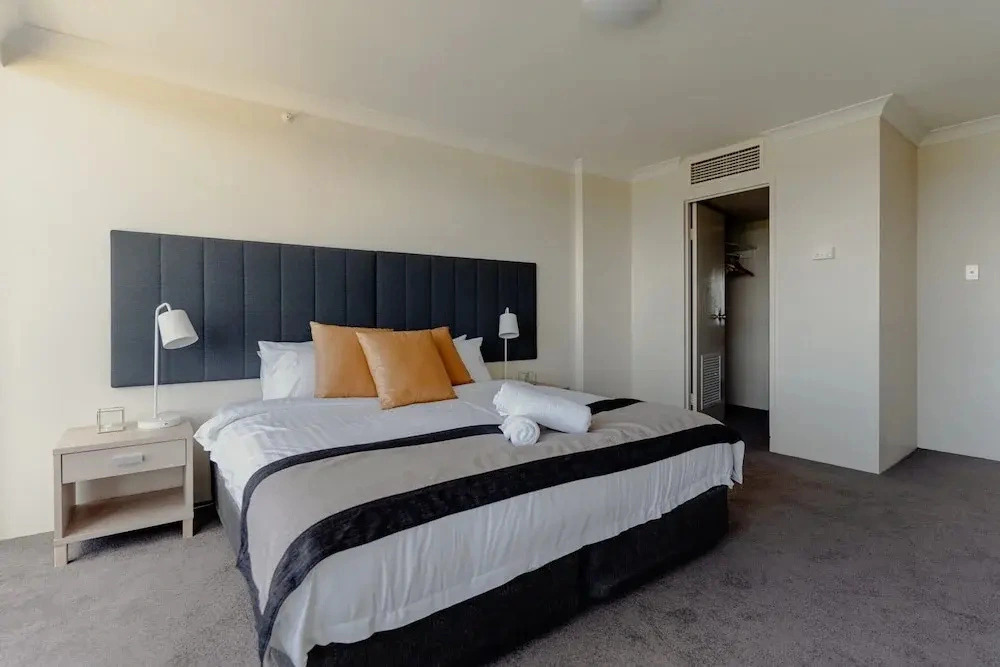 2-bed With Gym, Tennis Court & Stunning Lake Views