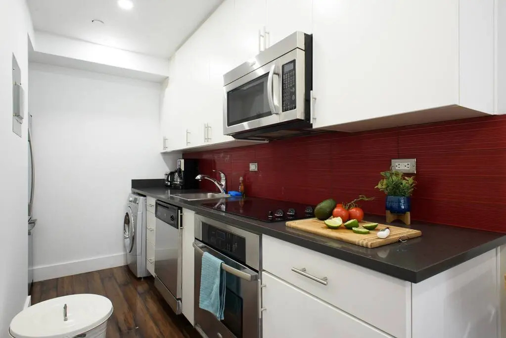 809-5a Gorgeous New 1BR Heart of Midtown