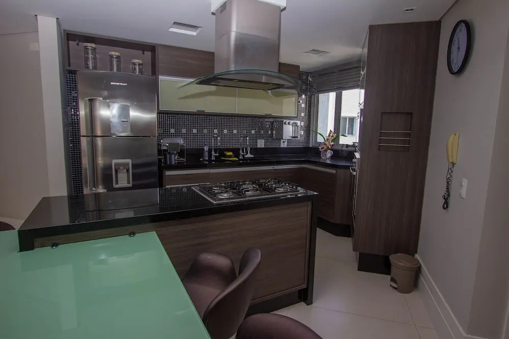 Duplex na Riviera à 70m da praia e próximo ao Shopping.