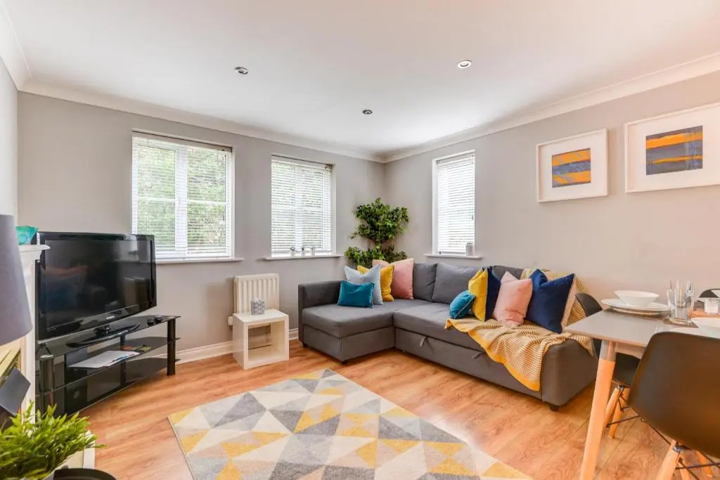 Comfortable ground floor flat sleeps up to 4 with private parking by Sussex Short Lets