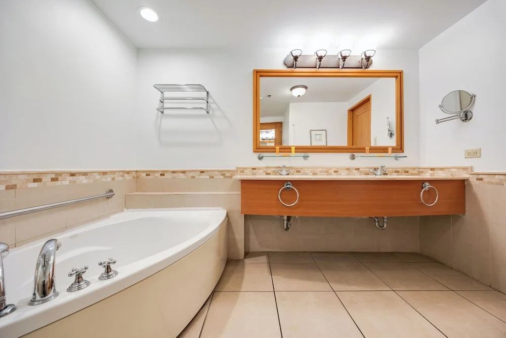 Oceanfront Balcony Access to Pool Condado Area