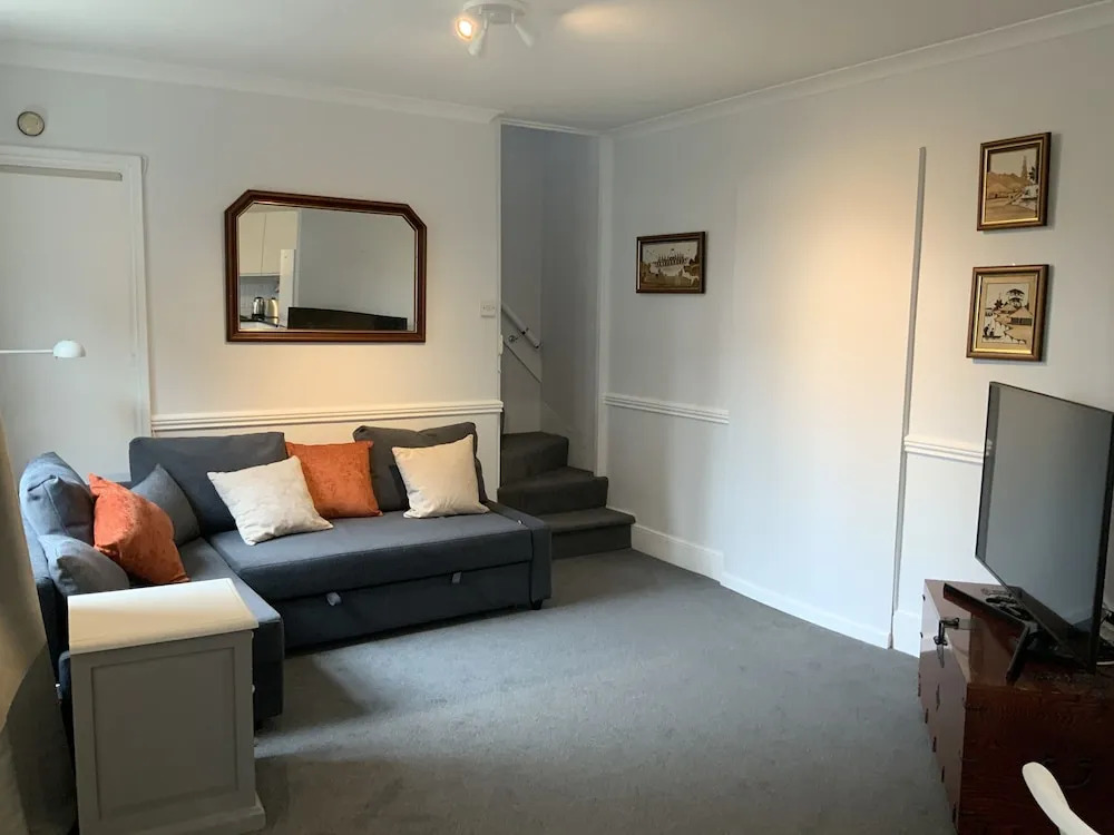 BookedUK - Large Cosy Cottage