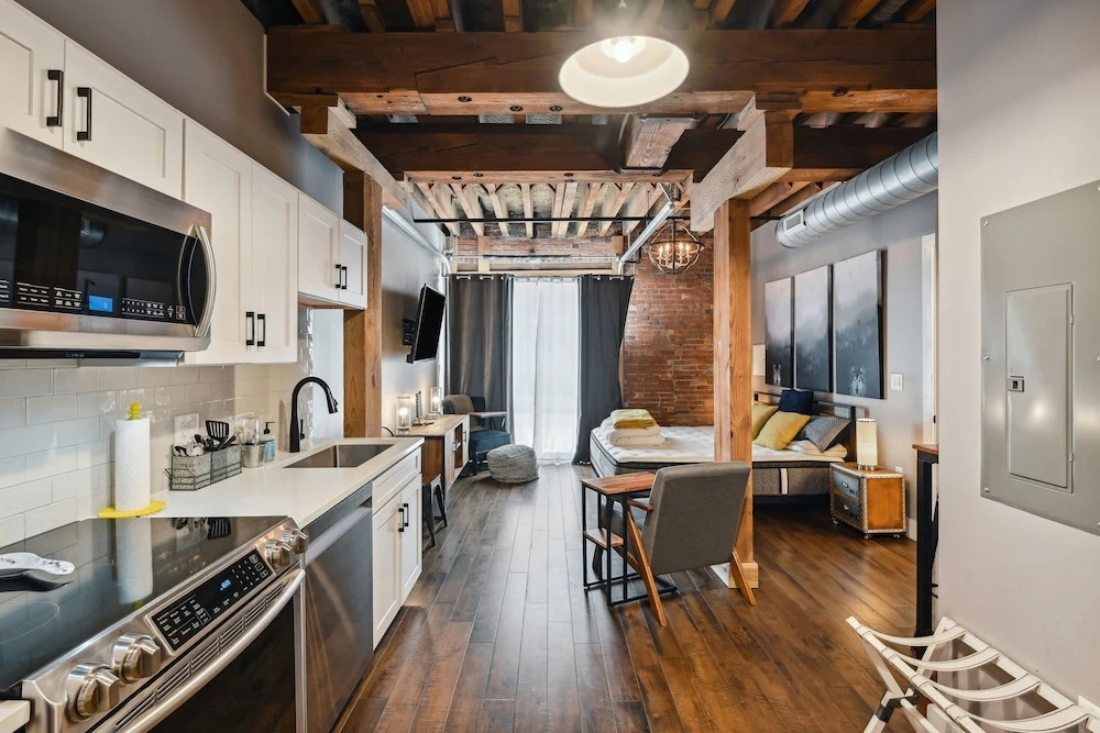 Studio w/ Pool Access: 2 Mi to Downtown Nashville!