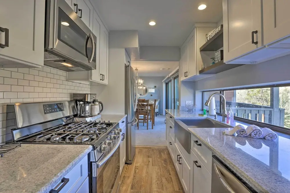 Ski, Shred & Tube: Mtn-view Condo in Silverthrone!