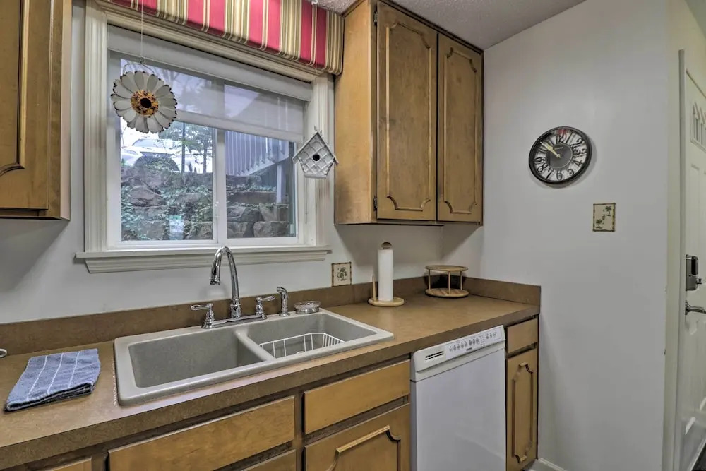 Condo w/ Balcony in Fairfield Bay: Near Marina
