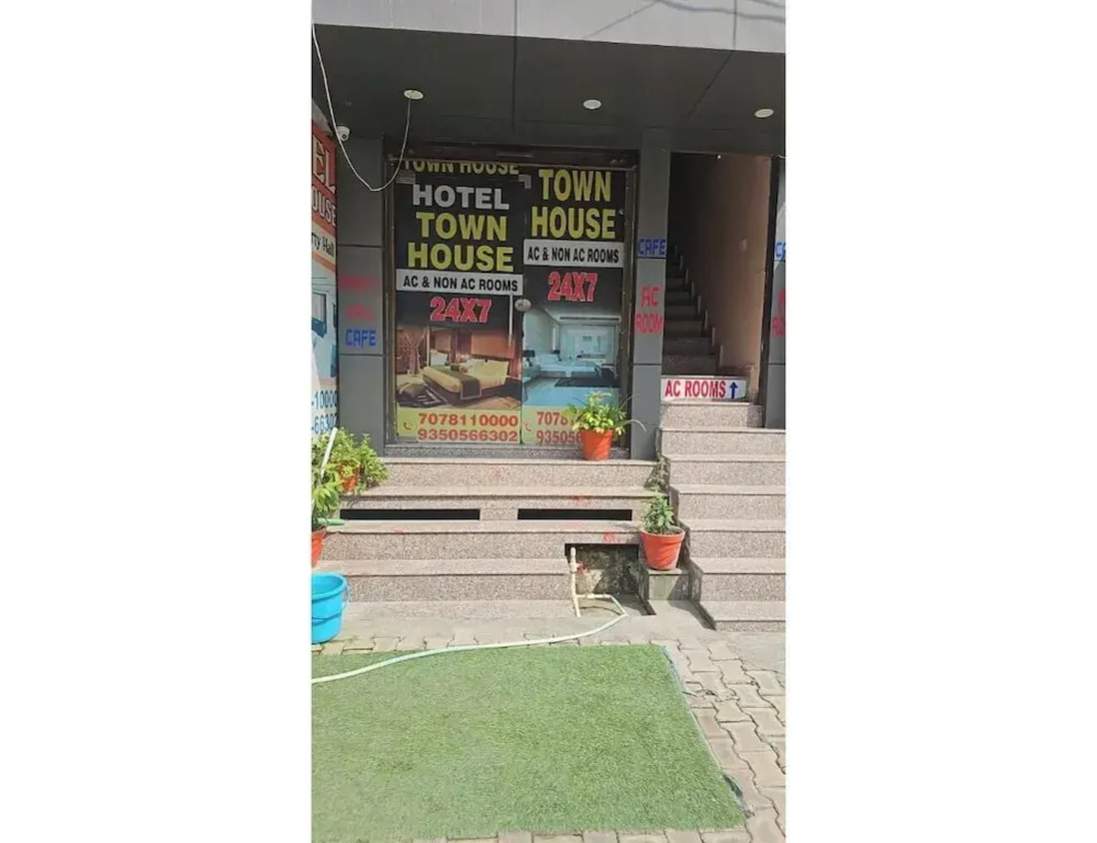 Town house cafe and hotel