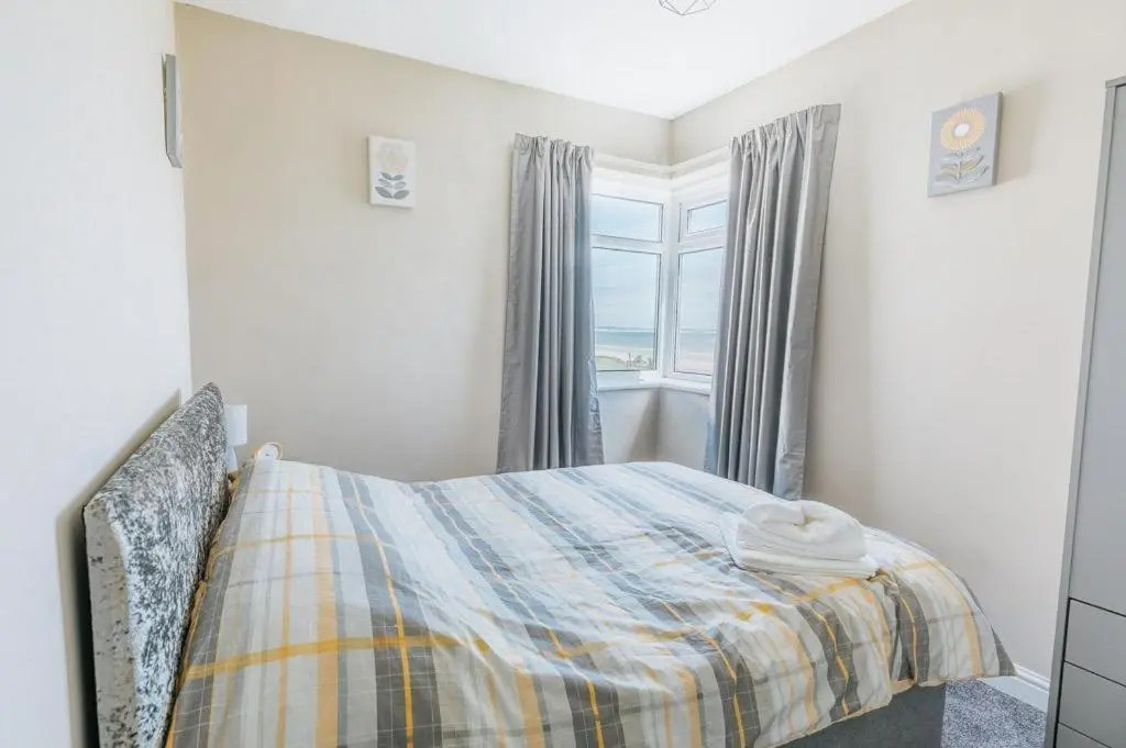 SEA VIEW - 3 bed apartment looking over Bridlington North Beach