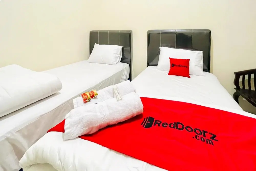 RedDoorz @ Gunari Guest House Merek Karo