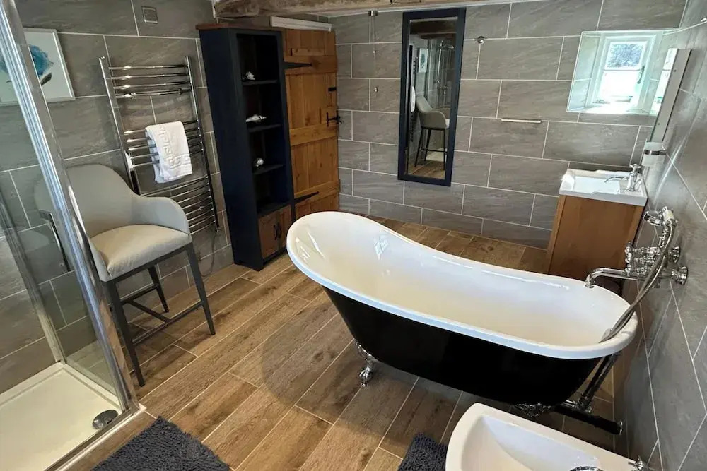 Farmhouse - Sleeps 6 - Near Alton Towers - Parking