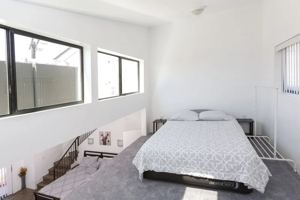Modern Loft Rooftop Deck Venice Beach Studio Bedroom Apts by RedAwning