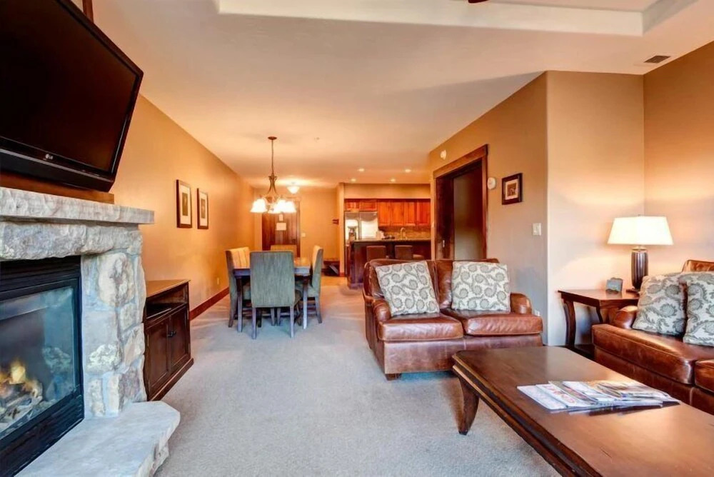Ski in, Ski out 2 Bedroom Mountain Condo at the Base of Peak 7 with Quick Access to Historic Downtown Breckenridge