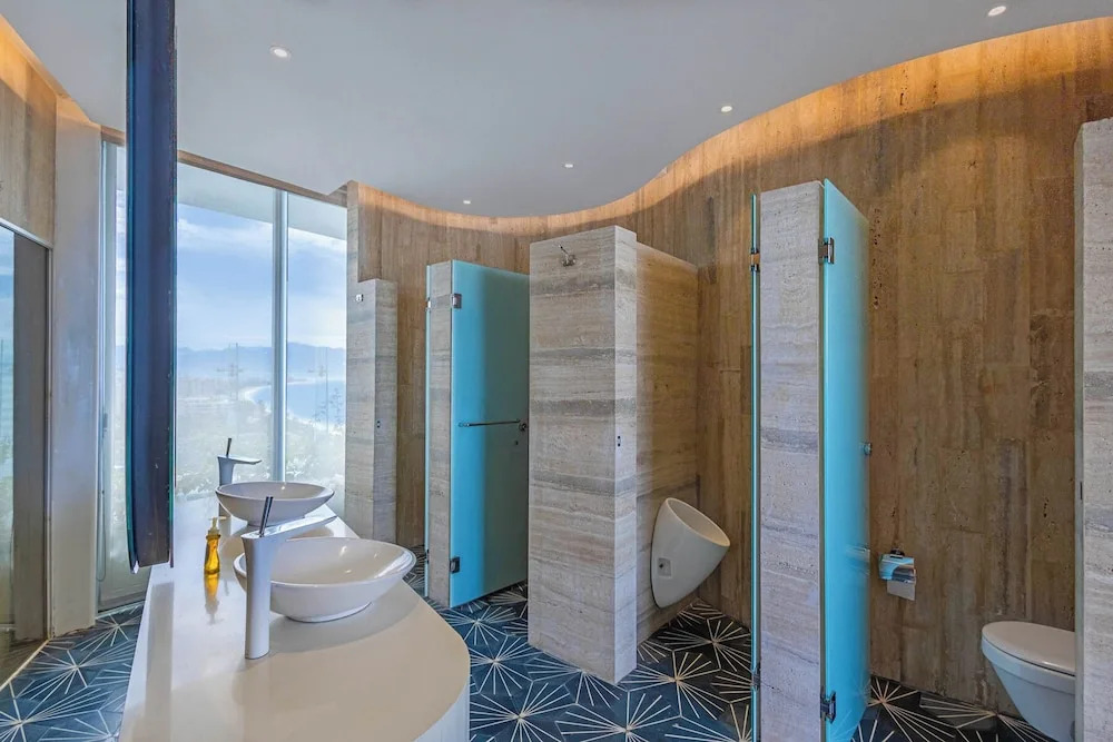 NEW Beachfront Marítima Condos 2 Pools