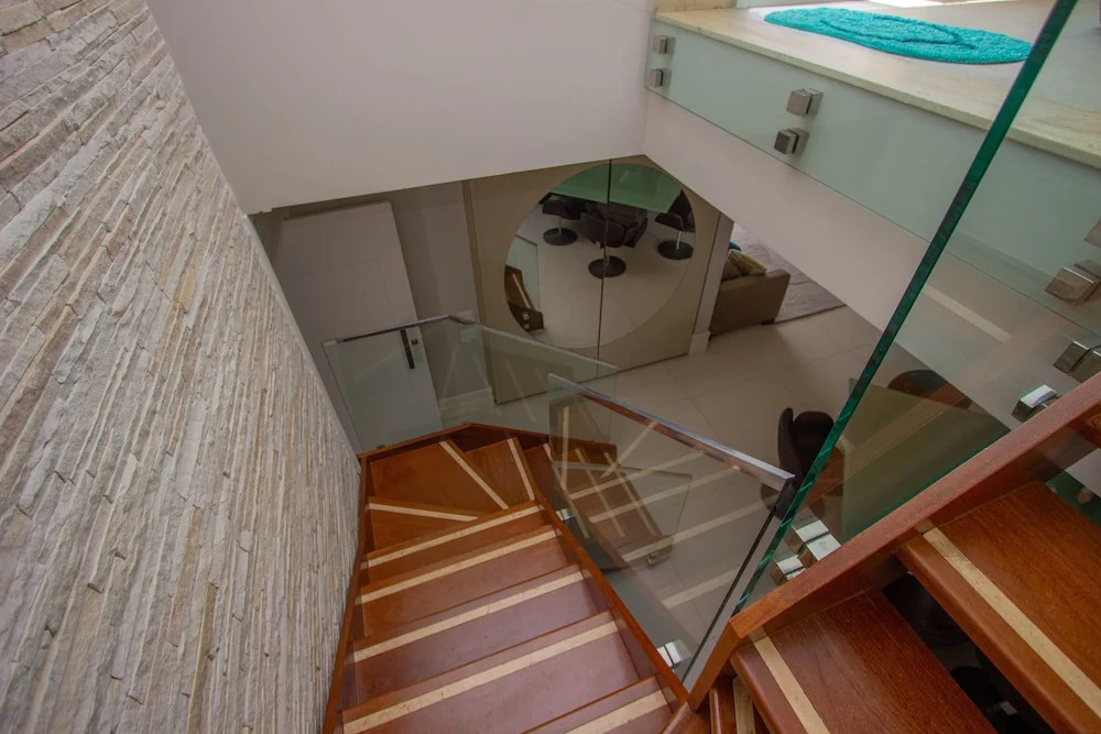 Duplex na Riviera à 70m da praia e próximo ao Shopping.