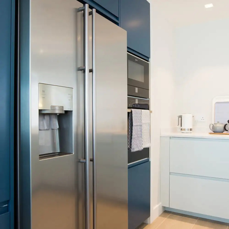 Insta-worthy 4br designer house 5 min to the beach