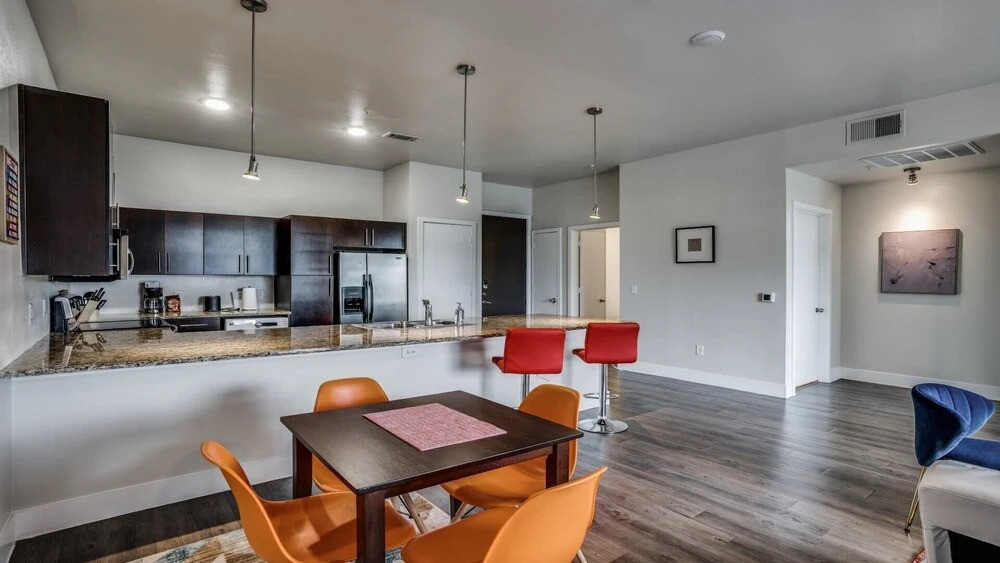 Luxurious 2BR with high ceilings and skyline views | by CozySuites