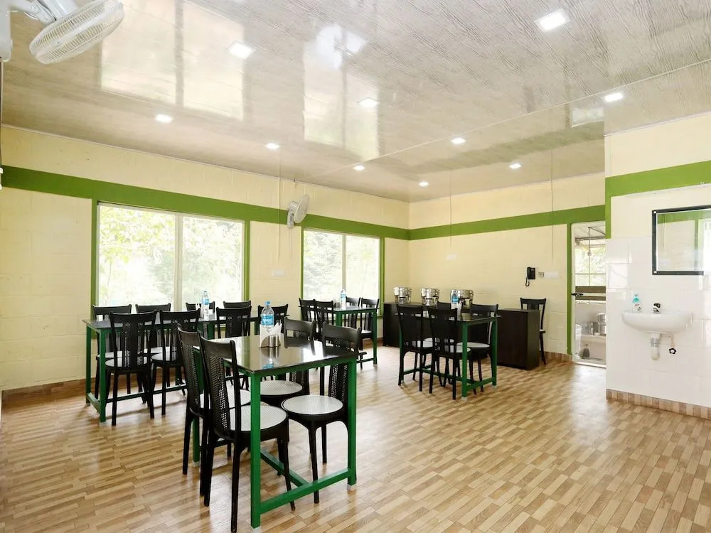 OYO 10421 La Flora Resorts