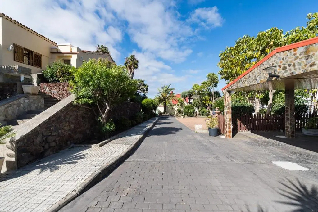 5BR Home - Pool Parking & Tennis Court