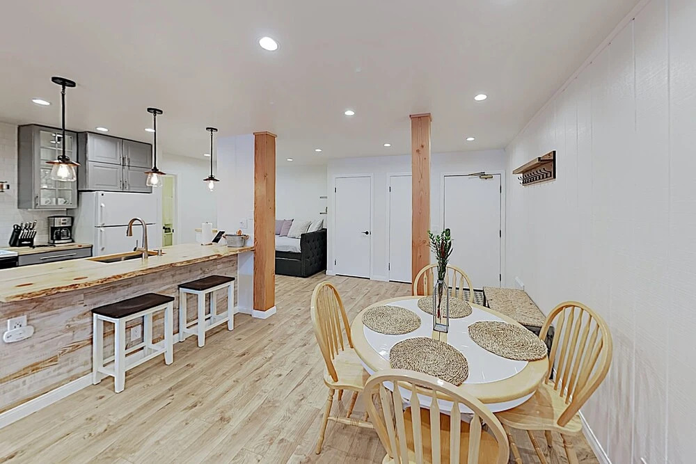 New Listing! Remodeled : 300 To Ski Shuttle 1 Bedroom Condo