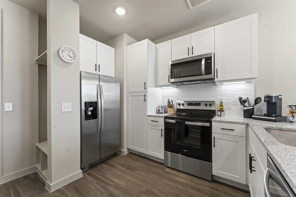 Prime Soco Cozy 1BR King Suite w Pool Parking