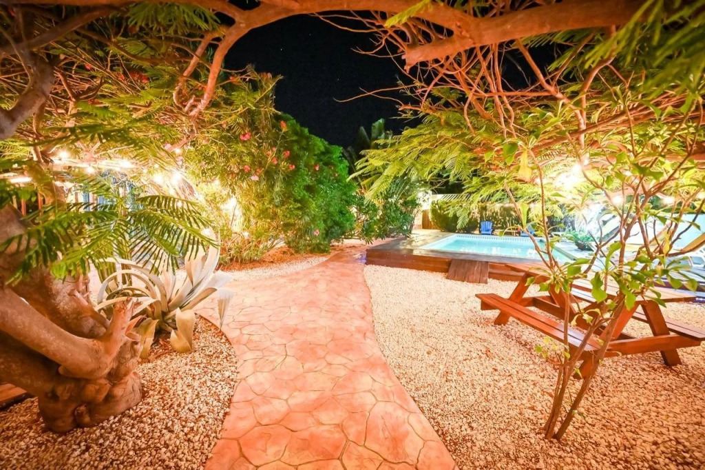 White Beach Apartments Palm Beach