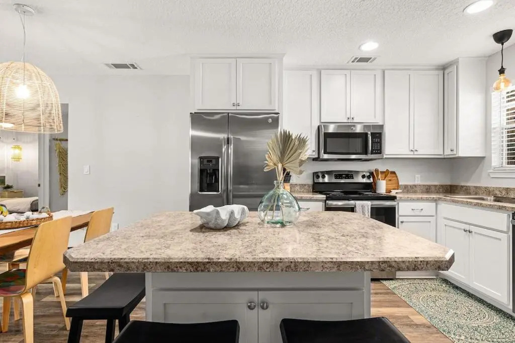 Island Suite - Walk to Downtown!