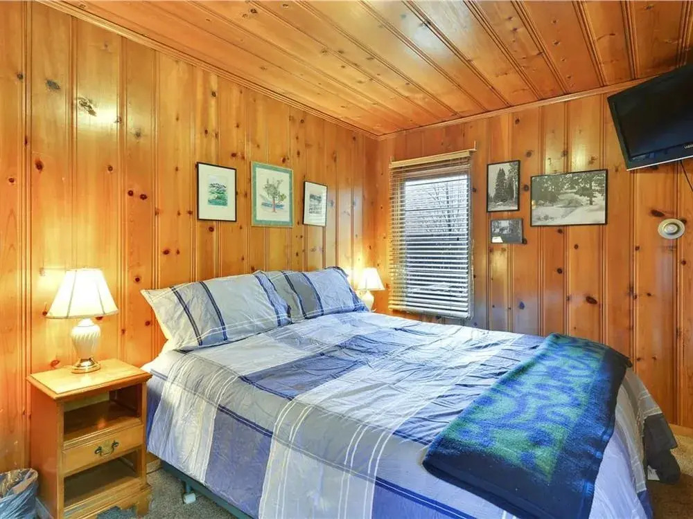 Twin Top Lakefront 6 Br Cabin by RedAwning