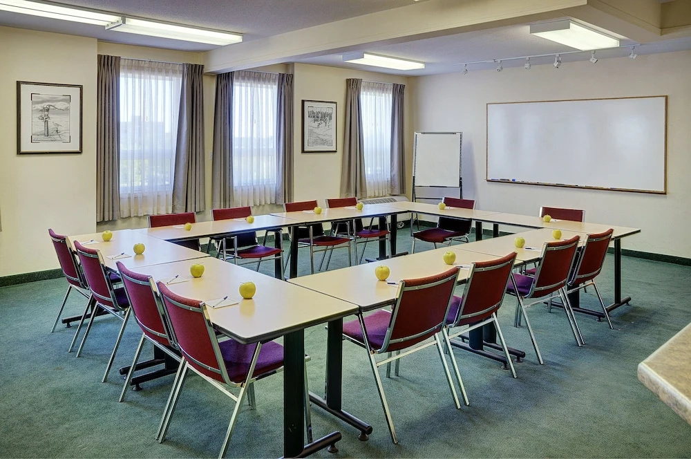 Lakeview Inns & Suites - Okotoks