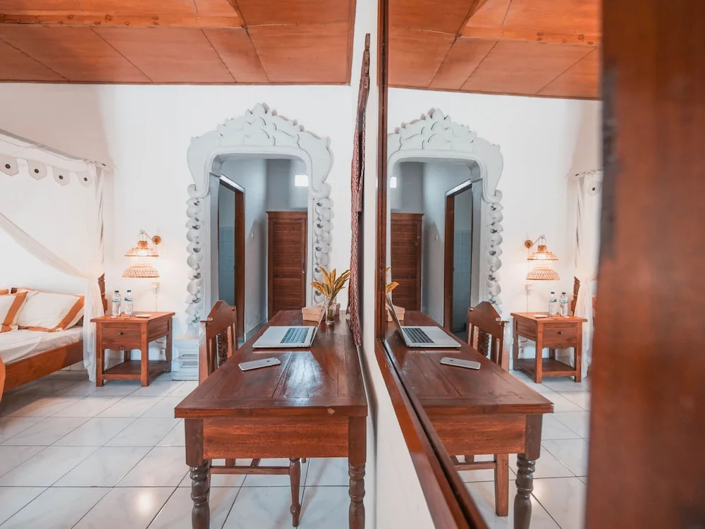 Lovina Palace
