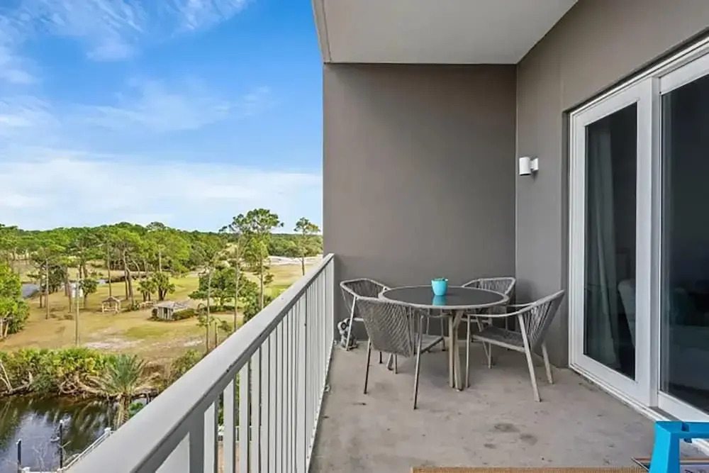 Laketown Wharf 402