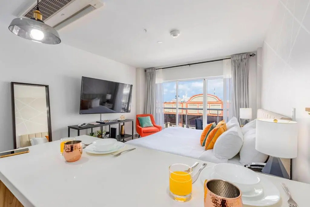NEW Beautiful Aruban Studio Oceanfront