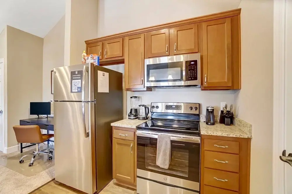 King Bed Top Floor Washer Dryer Balcony Wifi