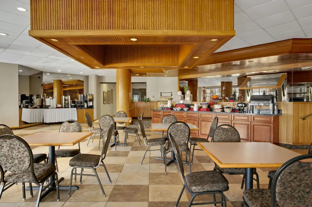 堪萨斯城豪生广场会议中心酒店(Howard Johnson Plaza Kansas City Hotel & Conference Center)