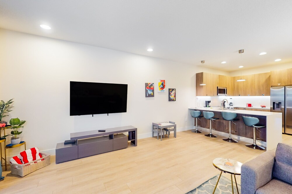 Dog-friendly Retreat With Pool, Covered Patio, Children's Items, Grill, & AC