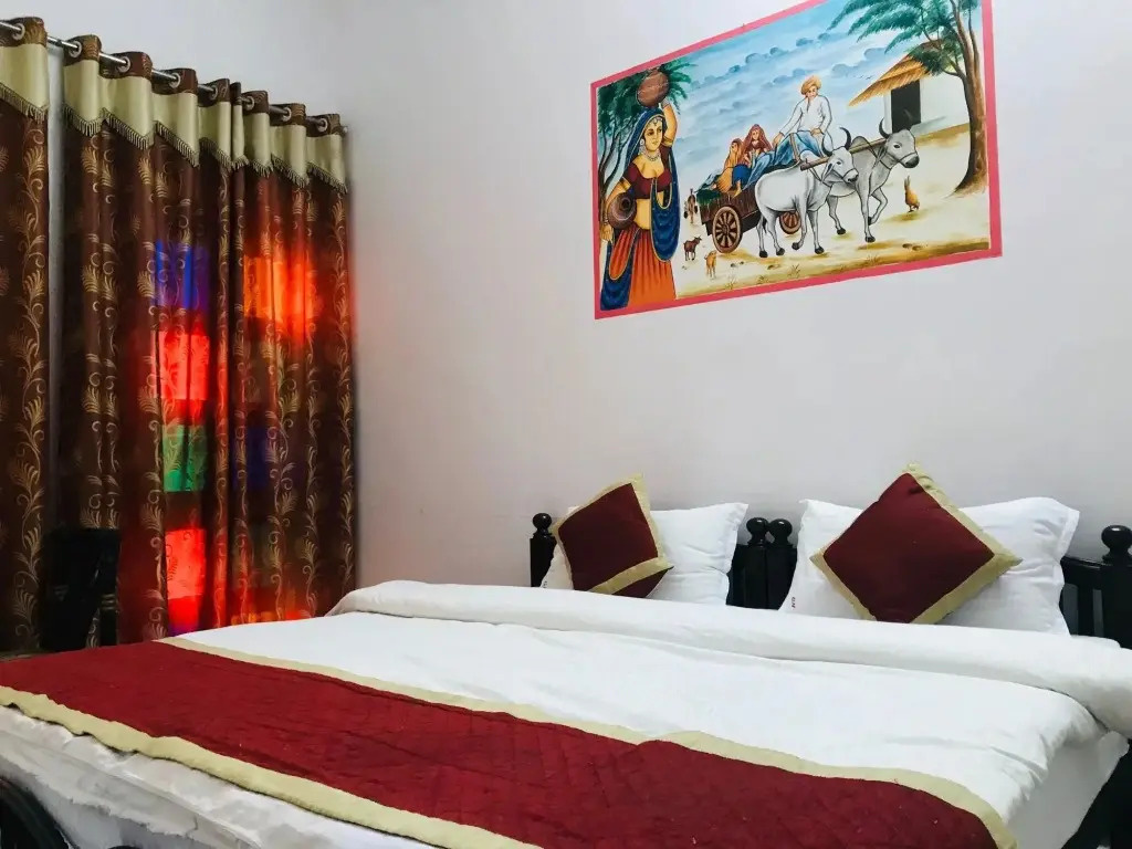 Serene private room with pool, 1.3 km from Pushkar Lake