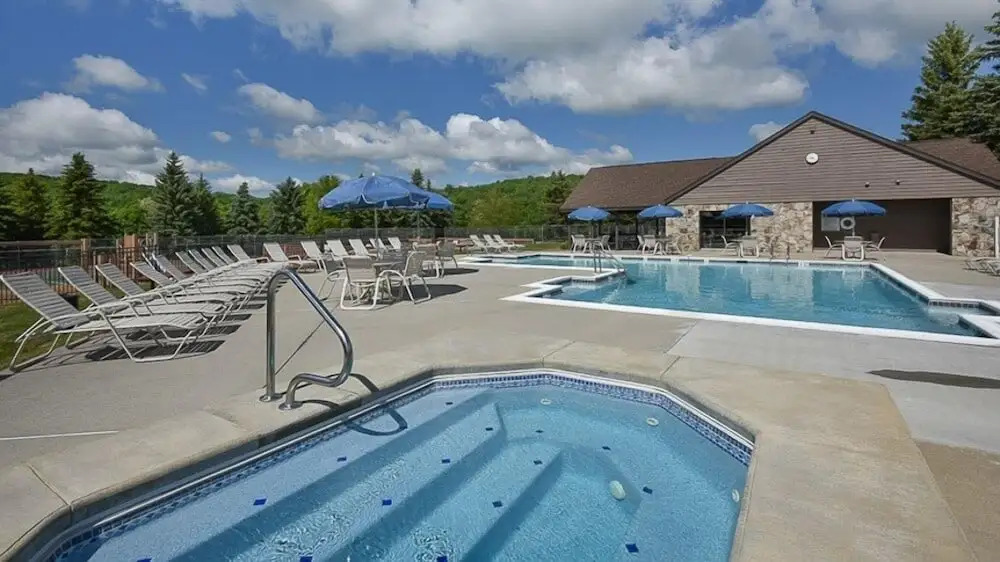 Seven Springs 1 Bedroom Premium Condo, Ski In/Ski Out by RedAwning