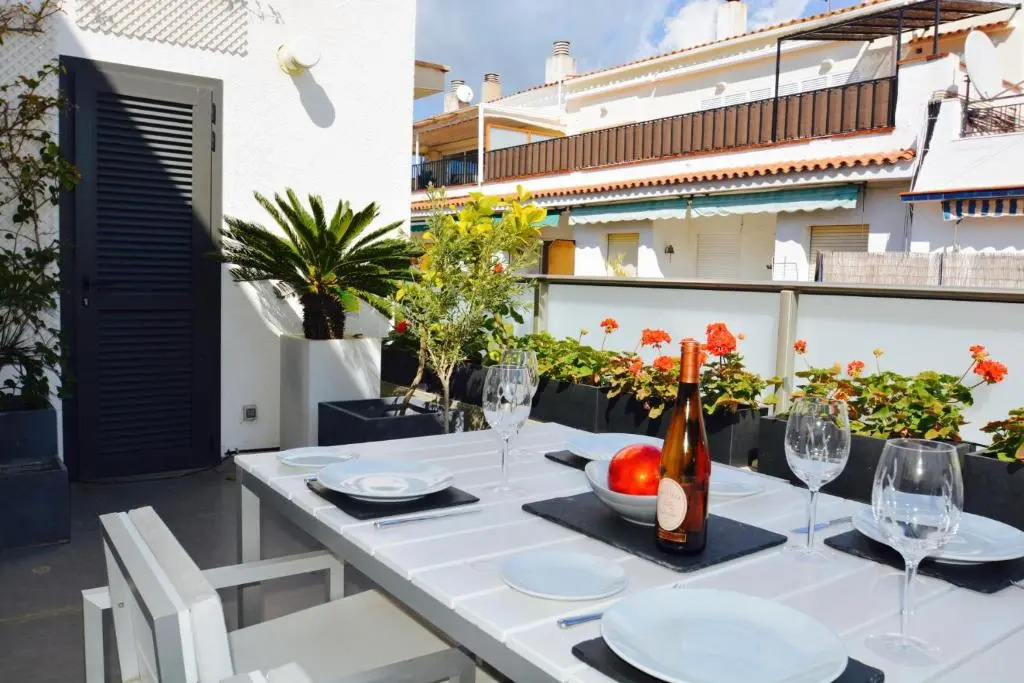Chic Stylish Apartment with 2 Beds And Roof Terrac