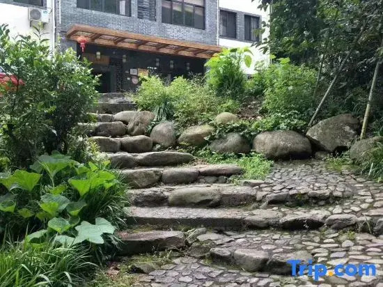 Xiaoqiao Liushui Renjia Chinese Inn