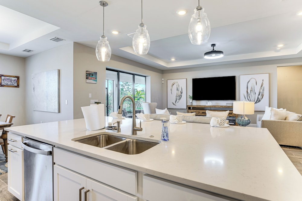 1 Mi to Boat Launch: Canal-view Cape Coral Gem